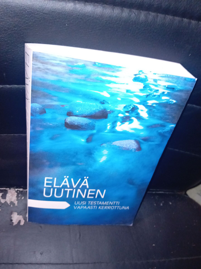 Elävä uutinen UUSI TESTAMENTTI VAPAASTI KERROTTUNA