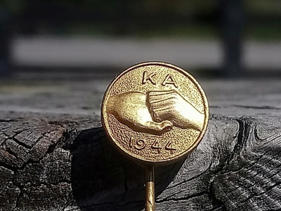 Sotaaikainen Kullanvärinen Talkoomerkki 1944. Halkaisija - 1
