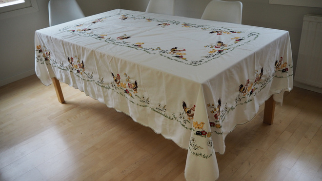 PÄÄSIÄSILIINA + 12 SERVETTIÄ, konekirjottu, 172 x 260 cm