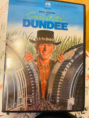 Crocodile Dundee - Krokotiilimies Paul Hogan SuomiTXT