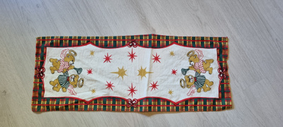 Jouluinen pöytäliina,mitat 72 x 27 cm.