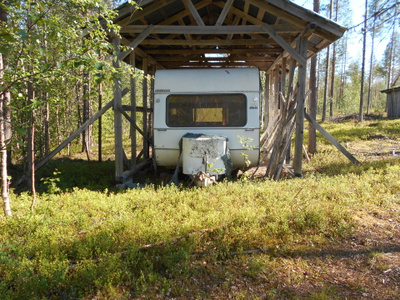 Kunnostusta vaativa asuntovaunu
