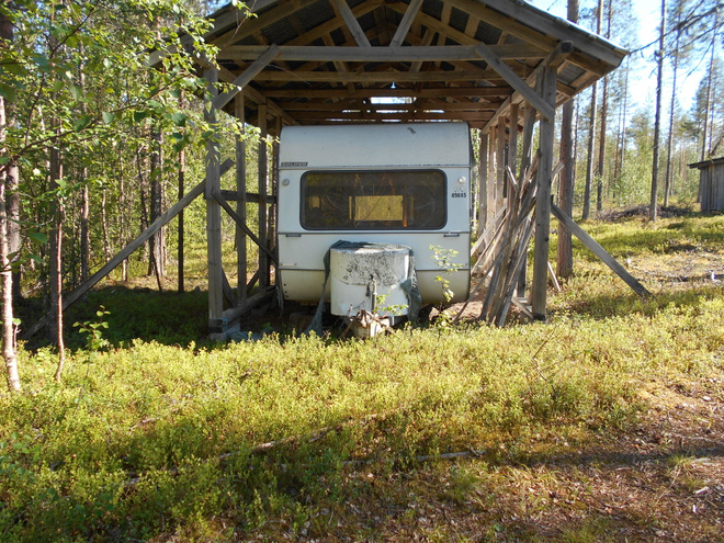 Kunnostusta vaativa asuntovaunu