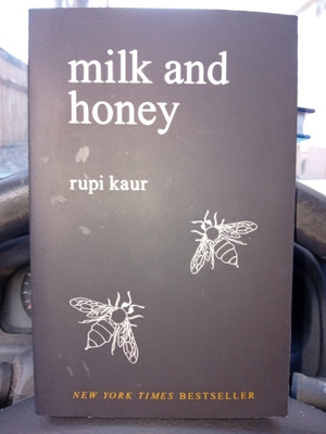Rupi Kaur : Milk and honey ( SIS POSTIKULU )