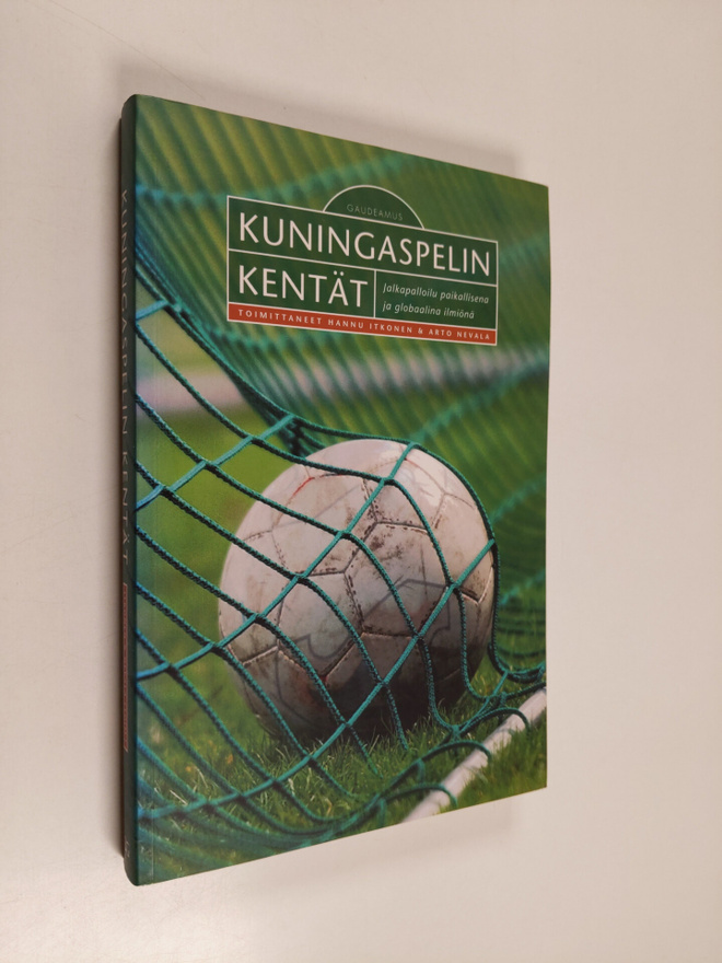 Kuningaspelin kentät : jalkapalloilu paikallisena ja glob...