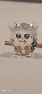Kristalli hiottu miniatyyri . Pöllö