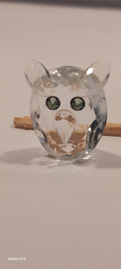 Kristalli hiottu miniatyyri . Pöllö