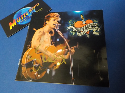 BRIAN SETZER NIMIKIRJOITUS BOOKLETISSA