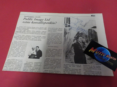 JOHNNY ROTTEN NIMIKIRJOITUS LEHTILEIKKEESSÄ