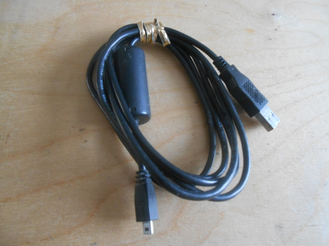 NIKON USB lataus/tiedonsiirto kaapeli.