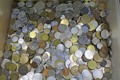 Yli kolme ja puoli kiloa ulkomaisia kolikoita