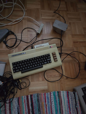 Commodore 64 + VIC-20 retro tietokonepaketti