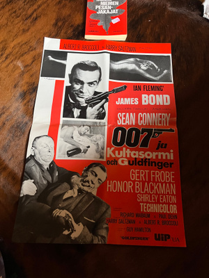 007 kultasormi elokuvajuliste
