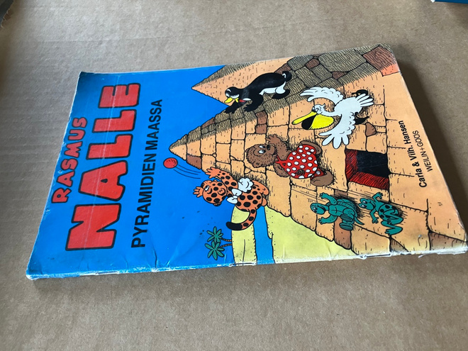 RASMUS NALLE PYRAMIDIEN MAASSA 1980
