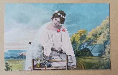 Leidi mietteliäänä penkillä, vanha väripk, p. 1908