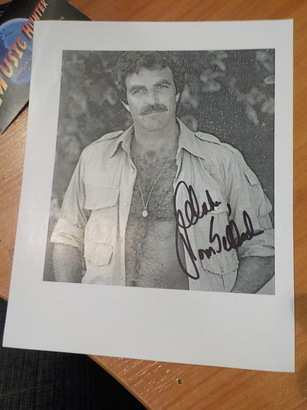TOM SELLECK KUVA ITSE MESTARIN NIMIKIRJOITUKSELLA
