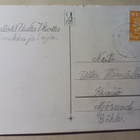 Pienenpieni tyttö joulukukka-asetelman vieressä, p. 1948 - pikkukuva 2