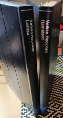Kaksi Veikko Huovisen kirjaa