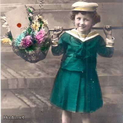 LAPSI / Pieni tyttö vihreässä silkkimekossa. 1900-l.