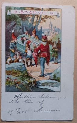 Lumikin lasiarkkua kannetaan, linna taustalla, k. k-k 1906
