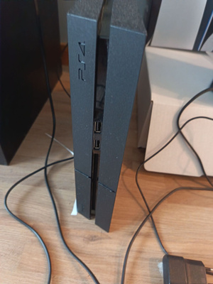 Playstation 4, langaton ohjain ja 3 peliä