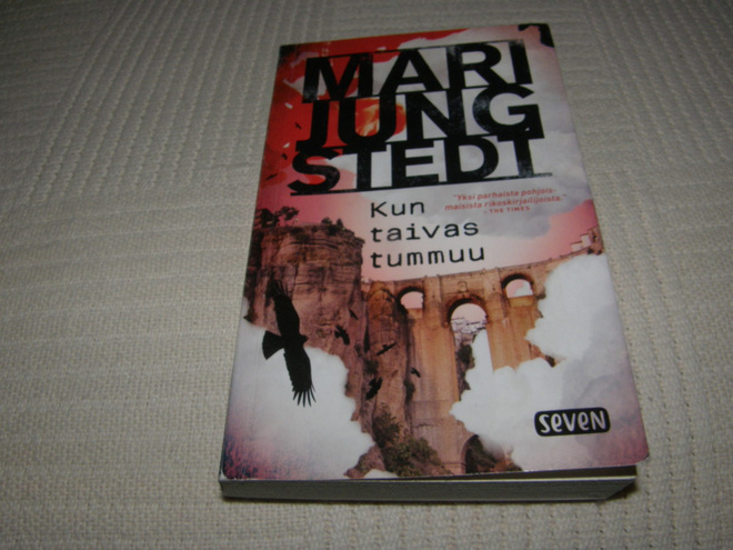 Mari Jungstedt Kun taivas tummuu  -pok