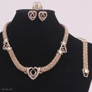1709 .. Vintage Retro  White Sapphire Kaula / Korvakorut