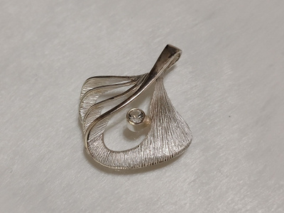 Design Valo-Koru, Hopea Hopeasiipi -riipus