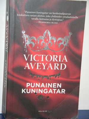 Victoria Aveyard : PUNAINEN KUNINGATAR