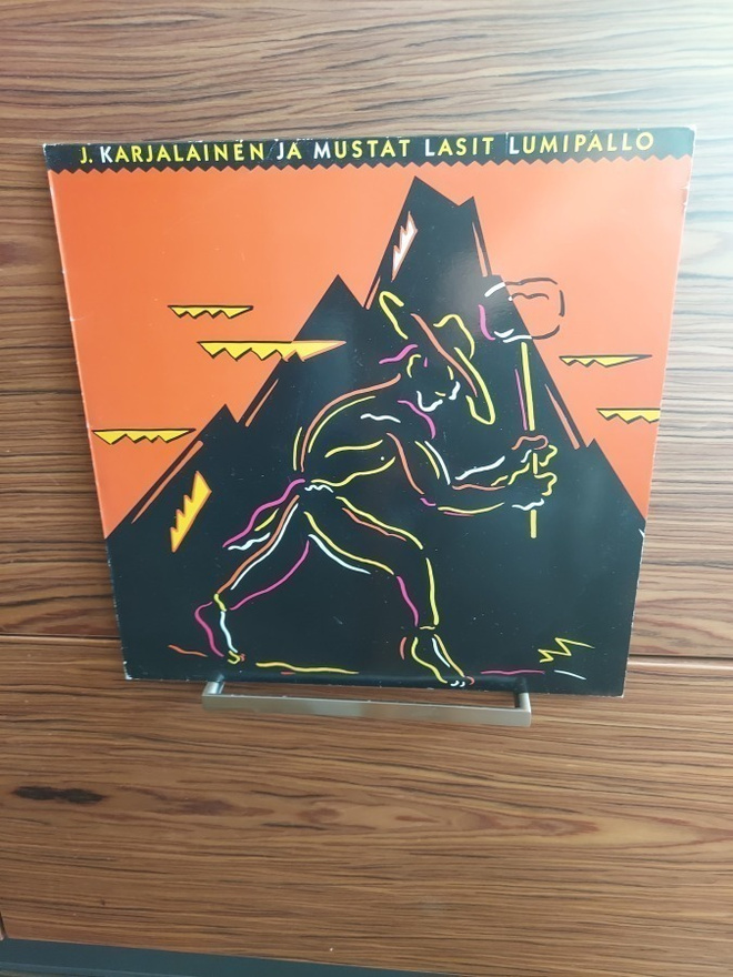 J. KARJALAINEN JA MUSTAT LASIT - LUMIPALLO