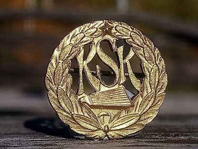 Kullanvärinen merkki vuodelta 1958. Halkaisija - 19 mm.