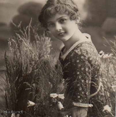 LAPSI / Kukkamekkoinen tyttö ja kesäheiniä. 1910-l.
