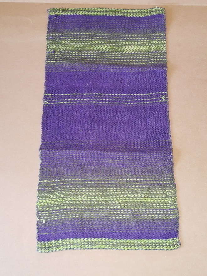 Annikki Karvinen  PELLAVALIINA  lila/vihreä 55x28cm