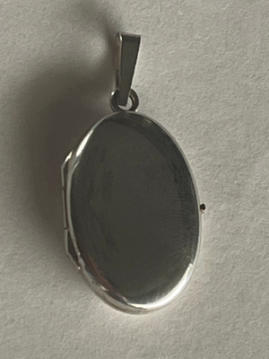 Hopeinen medaljonki