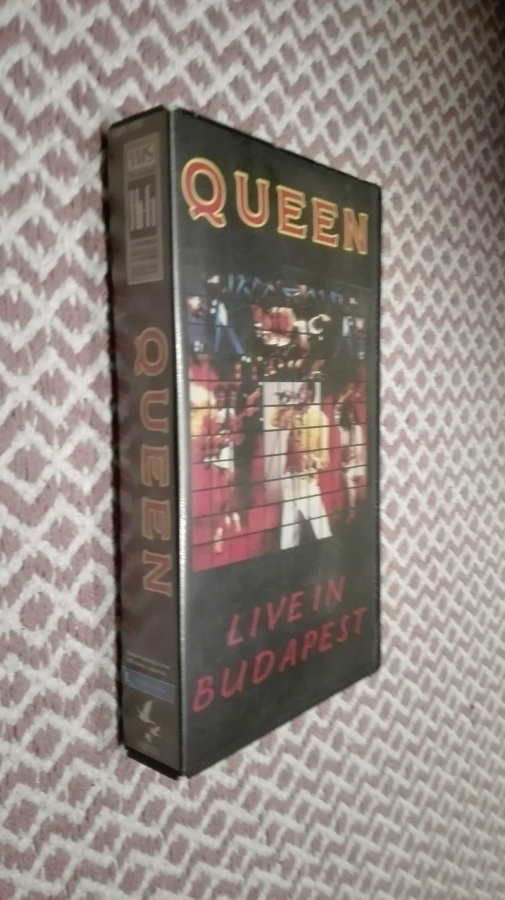 Queen live in Budapest  ( VHS )