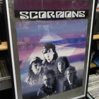 SCORPIONS LITOGRAPHI ( JULISTE) KOKO BÄNDIN NIMMAREILLA - pikkukuva 1