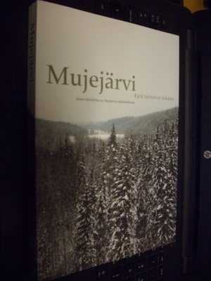 Mujejärvi - kylä taivalten takana ( 1 p. 2007 ) sis. postik.