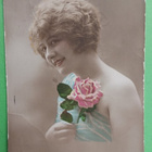 Nuori leidi ruusu kädessään, vanha väripk, p. 1919 - pikkukuva 1