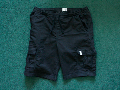 WKLY mustat reisitasku shortsit