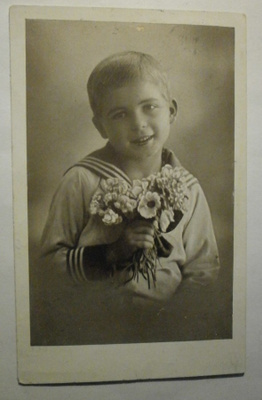 Merimiespukuinen poika ja kukkakimppu, onnitttelupk, p. 1935