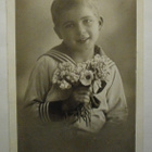Merimiespukuinen poika ja kukkakimppu, onnitttelupk, p. 1935 - pikkukuva 1