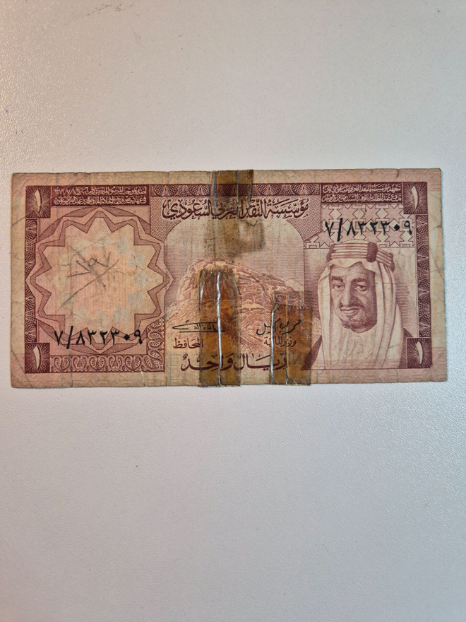 Saudi-Arabia	1976 tai 1984	 50 	rial   (14415)