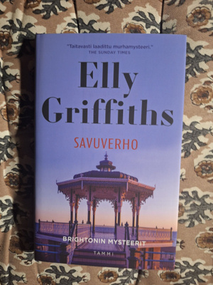 Elly Griffiths : Savuverho 1p