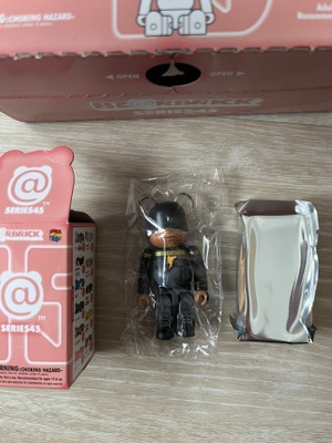 Bearbrick figuuri. Black Adam