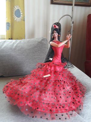 Espanjalainen flamenco-tanssijanukke