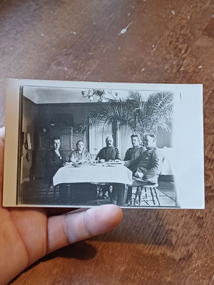 Svinhufud ja lähiomaisten seurassa kuvakortti