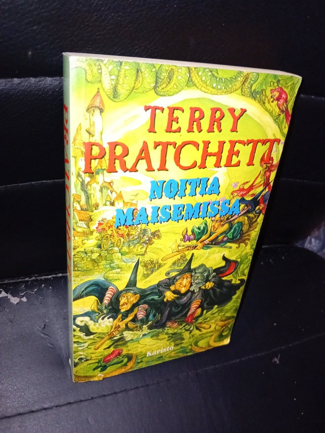 Terry Pratchett  : Noitia maisemissa  ( SIS POSTIKULU )