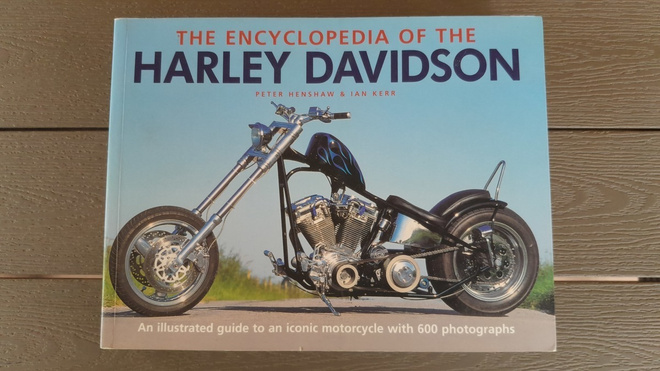 The Encyclopedia Of The Harley Davidson (Peter Henshaw 2010)