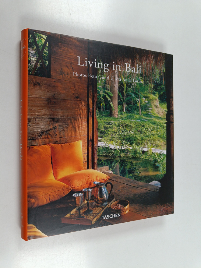 Reto Guntli ym. : Living in Bali