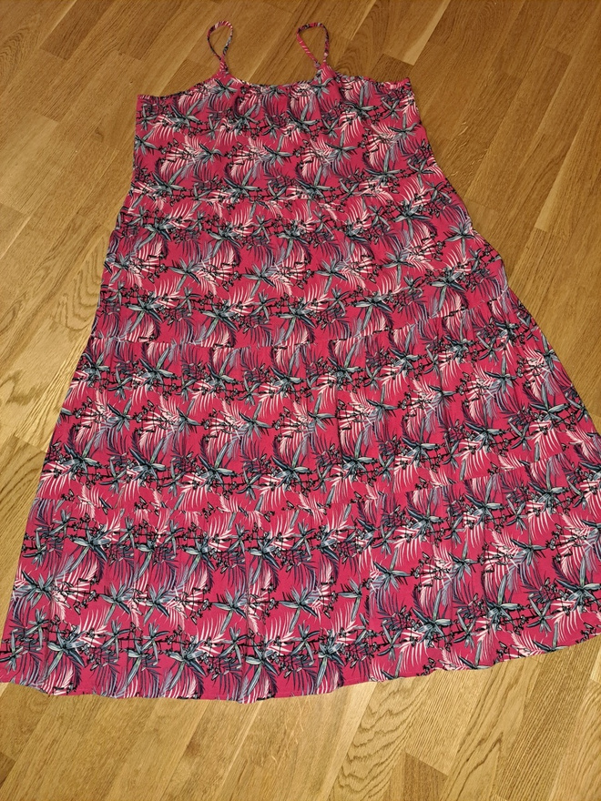 Värikäs olkain mekko koko XXL